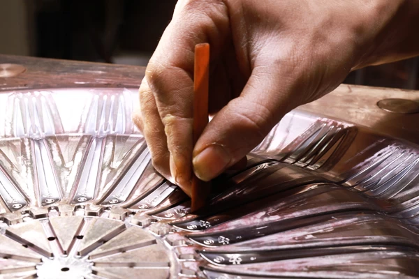 塑膠射出模仁與分模面清潔